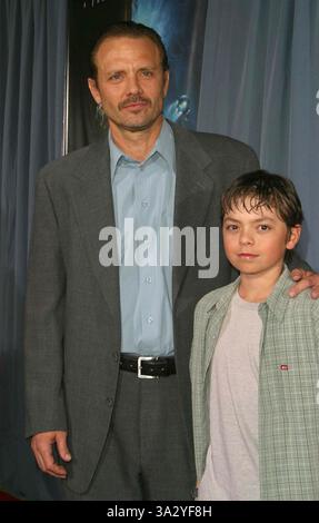 31. MÄRZ 2003 - HOLLYWOOD, CA, USA - MICHAEL BIEHN AND SON - ..'GHOSTS OF THE ABYSS' - PREMIERE -. UNIVERSAL HOLLYWOOD WALK IMAX, HOLLYWOOD, CA. 31. MÄRZ 2003 -. NINA PROMMER/2003 K29773NP(Bild: © Globe Photos/ZUMAPRESS.com) Stockfoto