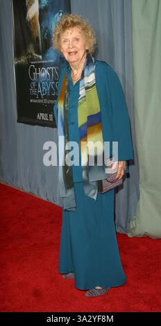 31. MÄRZ 2003 - HOLLYWOOD, CA, USA - GLORIA STUART - GHOSTS OF THE ABYSS - PREMIERE -. UNIVERSAL HOLLYWOOD WALK IMAX, HOLLYWOOD, CA. 31. MÄRZ 2003 -. NINA PROMMER/2003 K29773NP(Bild: © Globe Photos/ZUMAPRESS.com) Stockfoto