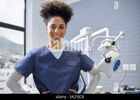 Lächelnde Zahnärztin im modernen Klinikumfeld Stockfoto