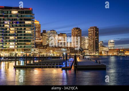 Boston, MA, USA - 12. Februar 2025 - Blick auf die Wolkenkratzer in der Innenstadt von Boston aus dem Seaport District in einer kalten, bewölkten Winternacht Stockfoto