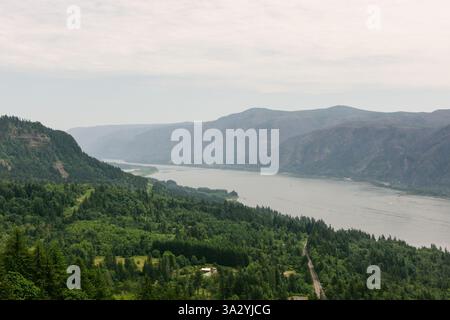 Ein Blick auf die Columbia River Gorge von oben Stockfoto