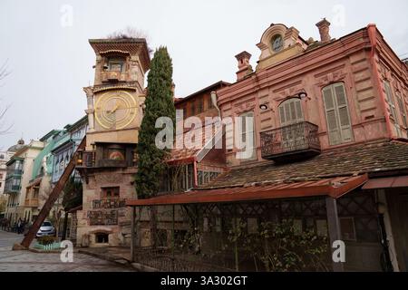 Der Uhrenturm des Rezo Gabriadze Marionettentheaters in Tiflis, Georgien Stockfoto