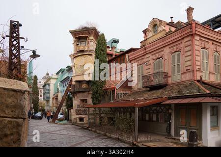 Der Uhrenturm des Rezo Gabriadze Marionettentheaters in Tiflis, Georgien Stockfoto