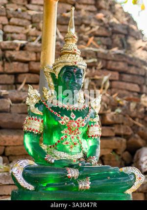 Unter einem Baumdach liegen religiöse Denkmäler in den Hügeln, die von lokalen Dorfbewohnern genutzt werden, inmitten von Regenwaldlandschaften. Stockfoto