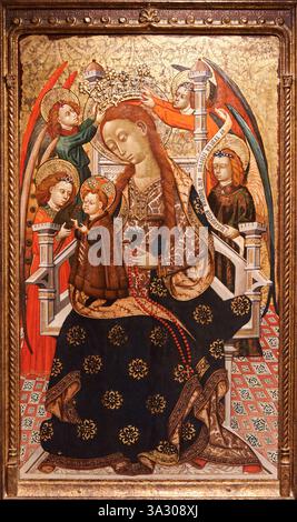 Virgen con el Niño entronizada y Ángeles, Jungfrau mit dem thronenden Kind und den Engeln, ca. 1450, Tempel und Gold an Bord, OBRADOR DE BLASCO DE GRAÑÉN (dokumentiert in Aragon zwischen 1422 und 1459), Museo de Bellas Artes de Valencia, Comunidad Valenciana, Spanien. Stockfoto