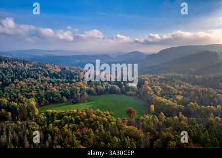 Luftaufnahme einer Landschaft mit der Wildwiese und bunten Buchen im Nationalpark Sächsische Schweiz im Herbst. Stockfoto