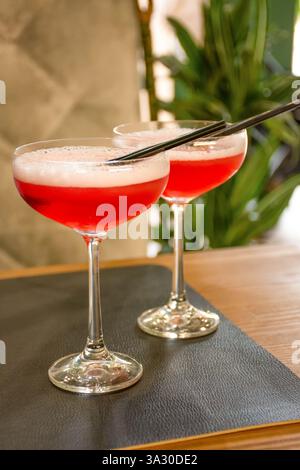 Zwei Cocktailgetränke auf einem Holztisch an der Bar, Entspannung im Sommer Stockfoto