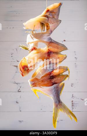 Rohe Fische, getrocknet auf einem Balkon vertikale Komposition Stockfoto