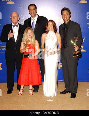 September 2003 - Los Angeles, CA, USA - K32854FB -. DIE 55. JÄHRLICHE PRIMETIME EMMY AWARDS - PRESS - . THE SHRINE THEATRE, LOS ANGELES, CA - .09/21/2003 - . FITZROY BARRETT / 2003 - . MADYLIN SWEETEN, PATRICA HEATON, RAY ROMANO, PETER BOYLE UND BRAD GARRETT (BESETZUNG VON EVERYBODY LOVES RAYMOND)(BILD: © GLOBE PHOTOS/ZUMAPRESS.COM) Stockfoto