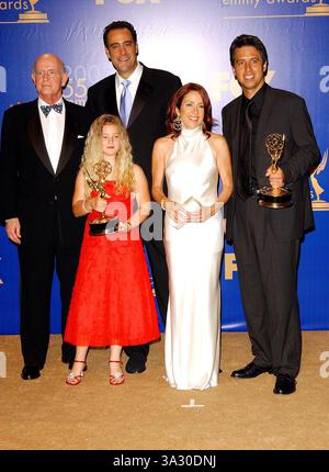 September 2003 - Los Angeles, CA, USA - K32854FB -. DIE 55. JÄHRLICHE PRIMETIME EMMY AWARDS - PRESS - . THE SHRINE THEATRE, LOS ANGELES, CA - .09/21/2003 - . FITZROY BARRETT / 2003 - . MADYLIN SWEETEN, PATRICA HEATON, RAY ROMANO, PETER BOYLE UND BRAD GARRETT (BESETZUNG VON EVERYBODY LOVES RAYMOND)(BILD: © GLOBE PHOTOS/ZUMAPRESS.COM) Stockfoto