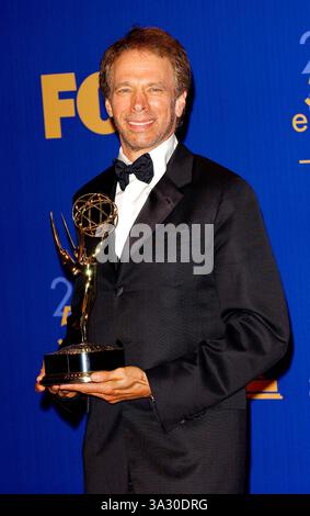 September 2003 - Los Angeles, CA, USA - K32854FB -. DIE 55. JÄHRLICHE PRIMETIME EMMY AWARDS - PRESS - . THE SHRINE THEATRE, LOS ANGELES, CA - .09/21/2003 - . FITZROY BARRETT / 2003 - . JERRY BRUCKHEIMER(Bild: © Globe Photos/ZUMAPRESS.com) Stockfoto