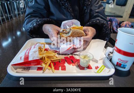 Nahaufnahme des Mittagessens im Hamburger Retaurang in Schweden. Foto: Bo Arrhed Stockfoto