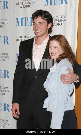 15. MÄRZ 2004 - WEST HOLLYWOOD, KALIFORNIEN, USA - TOM WELLING ('SMALLVILLE') UND CO-STAR ANNETTE O'TOOLE - DAS MUSEUM OF TELEVISION AND RADIO PRÄSENTIERT DAS 21. JÄHRLICHE WILLIAM PALEY TV FESTIVAL -. DGA THEATER, WEST HOLLYWOOD, CA -.03/15/2004 -. NINA PROMMER/ 2004.K35941NP(Bild: © Globe Photos/ZUMAPRESS.com) Stockfoto