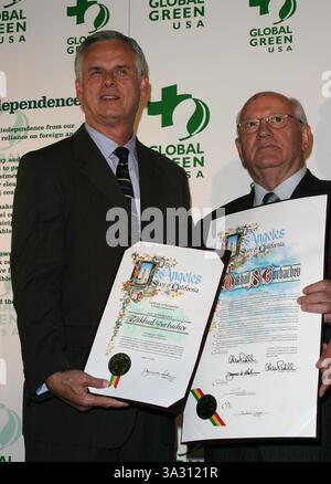 24. MÄRZ 2004 – LOS ANGELES, KALIFORNIEN, USA – JIM HAHN, BÜRGERMEISTER VON LOS ANGELES UND MICHAIL GORBATSCHOW – 8. JÄHRLICHE GREEN CROSS MILLENNIUM AWARDS, GLOBAL GREEN USA –. ST REGIS HOTEL, LOS ANGELES, CA -.03/24/2004 -. NINA PROMMER/ 2004.K36085NP(Bild: © Globe Photos/ZUMAPRESS.com) Stockfoto