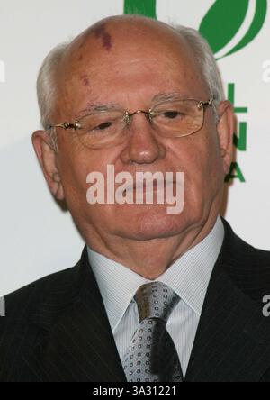 24. MÄRZ 2004 - LOS ANGELES, KALIFORNIEN, USA - MICHAIL GORBATSCHOW - 8. JÄHRLICHE GREEN CROSS MILLENNIUM AWARDS, GLOBAL GREEN USA -. ST REGIS HOTEL, LOS ANGELES, CA -.03/24/2004 -. NINA PROMMER/ 2004.K36085NP(Bild: © Globe Photos/ZUMAPRESS.com) Stockfoto