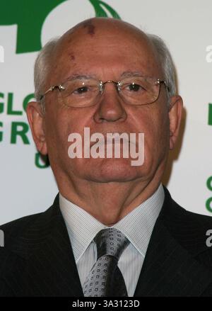 24. MÄRZ 2004 - LOS ANGELES, KALIFORNIEN, USA - MICHAIL GORBATSCHOW - 8. JÄHRLICHE GREEN CROSS MILLENNIUM AWARDS, GLOBAL GREEN USA -. ST REGIS HOTEL, LOS ANGELES, CA -.03/24/2004 -. NINA PROMMER/ 2004.K36085NP(Bild: © Globe Photos/ZUMAPRESS.com) Stockfoto