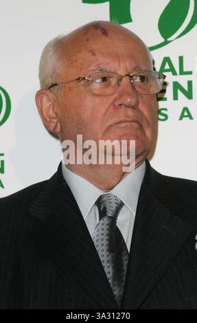 24. MÄRZ 2004 - LOS ANGELES, KALIFORNIEN, USA - MICHAIL GORBATSCHOW - 8. JÄHRLICHE GREEN CROSS MILLENNIUM AWARDS, GLOBAL GREEN USA -. ST REGIS HOTEL, LOS ANGELES, CA -.03/24/2004 -. NINA PROMMER/ 2004.K36085NP(Bild: © Globe Photos/ZUMAPRESS.com) Stockfoto