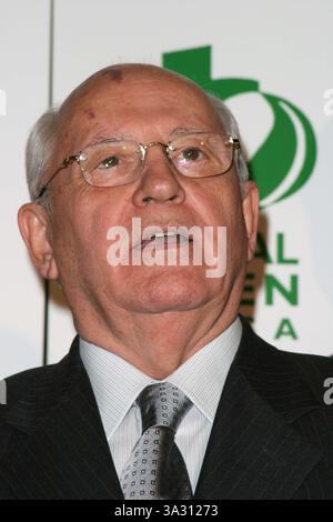 24. MÄRZ 2004 - LOS ANGELES, KALIFORNIEN, USA - MICHAIL GORBATSCHOW - 8. JÄHRLICHE GREEN CROSS MILLENNIUM AWARDS, GLOBAL GREEN USA -. ST REGIS HOTEL, LOS ANGELES, CA -.03/24/2004 -. NINA PROMMER/ 2004.K36085NP(Bild: © Globe Photos/ZUMAPRESS.com) Stockfoto