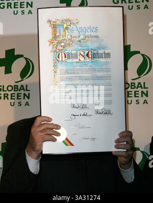 24. MÄRZ 2004 - LOS ANGELES, KALIFORNIEN, USA - MICHAIL GORBATSCHOW - 8. JÄHRLICHE GREEN CROSS MILLENNIUM AWARDS, GLOBAL GREEN USA -. ST REGIS HOTEL, LOS ANGELES, CA -.03/24/2004 -. NINA PROMMER/ 2004.K36085NP(Bild: © Globe Photos/ZUMAPRESS.com) Stockfoto