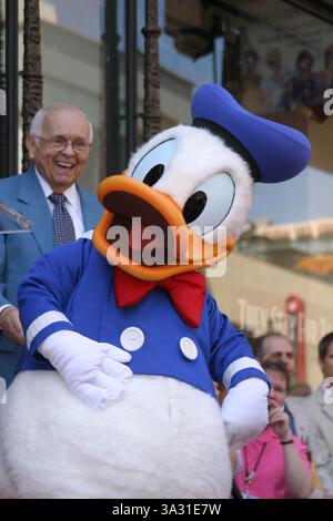 9. AUGUST 2004 - HOLLYWOOD, KALIFORNIEN, USA - JOHNNY GRANT, EHRENBÜRGERMEISTER VON HOLLYWOOD - DONALD DUCK MIT STAR AUF DEM HOLLYWOOD WALK OF FAME GEEHRT -. DONALD DUCK FEIERT SEINEN 70. GEBURTSTAG UND WIRD MIT DEM 2257. STERN VOR DEM DISNEY STORE GEEHRT -. HOLLYWOOD BOULEVARD, HOLLYWOOD, CA - 08/09/2004 -. NINA PROMMER/ 2004.K38658NP(Bild: © Globe Photos/ZUMAPRESS.com) Stockfoto