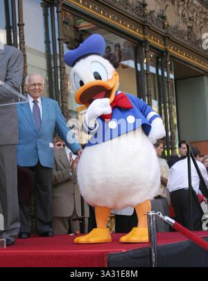 9. AUGUST 2004 - HOLLYWOOD, KALIFORNIEN, USA - JOHNNY GRANT, EHRENBÜRGERMEISTER VON HOLLYWOOD - DONALD DUCK MIT STAR AUF DEM HOLLYWOOD WALK OF FAME GEEHRT -. DONALD DUCK FEIERT SEINEN 70. GEBURTSTAG UND WIRD MIT DEM 2257. STERN VOR DEM DISNEY STORE GEEHRT -. HOLLYWOOD BOULEVARD, HOLLYWOOD, CA - 08/09/2004 -. NINA PROMMER/ 2004.K38658NP(Bild: © Globe Photos/ZUMAPRESS.com) Stockfoto