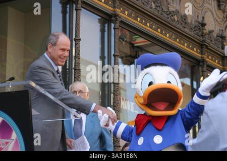 9. AUGUST 2004 - HOLLYWOOD, KALIFORNIEN, USA - MICHAEL EISNER - DONALD DUCK MIT STAR AUF DEM HOLLYWOOD WALK OF FAME GEEHRT -. DONALD DUCK FEIERT SEINEN 70. GEBURTSTAG UND WIRD MIT DEM 2257. STERN VOR DEM DISNEY STORE GEEHRT -. HOLLYWOOD BOULEVARD, HOLLYWOOD, CA - 08/09/2004 -. NINA PROMMER/ 2004.K38658NP(Bild: © Globe Photos/ZUMAPRESS.com) Stockfoto