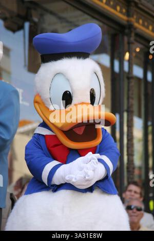 9. AUGUST 2004 - HOLLYWOOD, KALIFORNIEN, USA - DONALD DUCK - MIT STAR AUF DEM HOLLYWOOD WALK OF FAME GEEHRT -. DONALD DUCK FEIERT SEINEN 70. GEBURTSTAG UND WIRD MIT DEM 2257. STERN VOR DEM DISNEY STORE GEEHRT -. HOLLYWOOD BOULEVARD, HOLLYWOOD, CA - 08/09/2004 -. NINA PROMMER/ 2004.K38658NP(Bild: © Globe Photos/ZUMAPRESS.com) Stockfoto