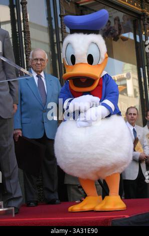 9. AUGUST 2004 - HOLLYWOOD, KALIFORNIEN, USA - JOHNNY GRANT, EHRENBÜRGERMEISTER VON HOLLYWOOD - DONALD DUCK MIT STAR AUF DEM HOLLYWOOD WALK OF FAME GEEHRT -. DONALD DUCK FEIERT SEINEN 70. GEBURTSTAG UND WIRD MIT DEM 2257. STERN VOR DEM DISNEY STORE GEEHRT -. HOLLYWOOD BOULEVARD, HOLLYWOOD, CA - 08/09/2004 -. NINA PROMMER/ 2004.K38658NP(Bild: © Globe Photos/ZUMAPRESS.com) Stockfoto