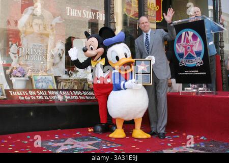 9. AUGUST 2004 - HOLLYWOOD, KALIFORNIEN, USA - MICHAEL EISNER - DONALD DUCK MIT STAR AUF DEM HOLLYWOOD WALK OF FAME GEEHRT -. DONALD DUCK FEIERT SEINEN 70. GEBURTSTAG UND WIRD MIT DEM 2257. STERN VOR DEM DISNEY STORE GEEHRT -. HOLLYWOOD BOULEVARD, HOLLYWOOD, CA - 08/09/2004 -. NINA PROMMER/ 2004.K38658NP(Bild: © Globe Photos/ZUMAPRESS.com) Stockfoto