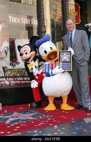 9. AUGUST 2004 - HOLLYWOOD, KALIFORNIEN, USA - MICHAEL EISNER - DONALD DUCK MIT STAR AUF DEM HOLLYWOOD WALK OF FAME GEEHRT -. DONALD DUCK FEIERT SEINEN 70. GEBURTSTAG UND WIRD MIT DEM 2257. STERN VOR DEM DISNEY STORE GEEHRT -. HOLLYWOOD BOULEVARD, HOLLYWOOD, CA - 08/09/2004 -. NINA PROMMER/ 2004.K38658NP(Bild: © Globe Photos/ZUMAPRESS.com) Stockfoto