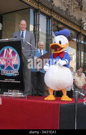 9. AUGUST 2004 - HOLLYWOOD, KALIFORNIEN, USA - MICHAEL EISNER - DONALD DUCK MIT STAR AUF DEM HOLLYWOOD WALK OF FAME GEEHRT -. DONALD DUCK FEIERT SEINEN 70. GEBURTSTAG UND WIRD MIT DEM 2257. STERN VOR DEM DISNEY STORE GEEHRT -. HOLLYWOOD BOULEVARD, HOLLYWOOD, CA - 08/09/2004 -. NINA PROMMER/ 2004.K38658NP(Bild: © Globe Photos/ZUMAPRESS.com) Stockfoto