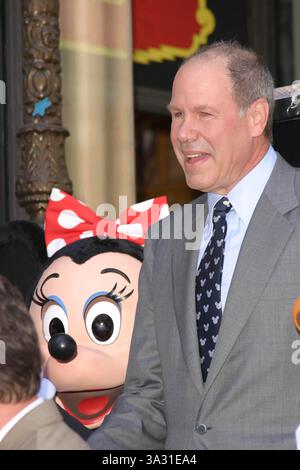 9. AUGUST 2004 - HOLLYWOOD, KALIFORNIEN, USA - MICHAEL EISNER - DONALD DUCK MIT STAR AUF DEM HOLLYWOOD WALK OF FAME GEEHRT -. DONALD DUCK FEIERT SEINEN 70. GEBURTSTAG UND WIRD MIT DEM 2257. STERN VOR DEM DISNEY STORE GEEHRT -. HOLLYWOOD BOULEVARD, HOLLYWOOD, CA - 08/09/2004 -. NINA PROMMER/ 2004.K38658NP(Bild: © Globe Photos/ZUMAPRESS.com) Stockfoto
