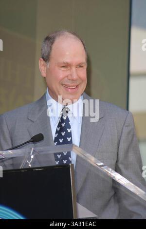 9. AUGUST 2004 - HOLLYWOOD, KALIFORNIEN, USA - MICHAEL EISNER - DONALD DUCK MIT STAR AUF DEM HOLLYWOOD WALK OF FAME GEEHRT -. DONALD DUCK FEIERT SEINEN 70. GEBURTSTAG UND WIRD MIT DEM 2257. STERN VOR DEM DISNEY STORE GEEHRT -. HOLLYWOOD BOULEVARD, HOLLYWOOD, CA - 08/09/2004 -. NINA PROMMER/ 2004.K38658NP(Bild: © Globe Photos/ZUMAPRESS.com) Stockfoto