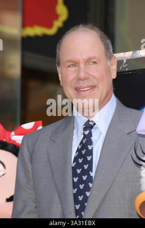 9. AUGUST 2004 - HOLLYWOOD, KALIFORNIEN, USA - MICHAEL EISNER - DONALD DUCK MIT STAR AUF DEM HOLLYWOOD WALK OF FAME GEEHRT -. DONALD DUCK FEIERT SEINEN 70. GEBURTSTAG UND WIRD MIT DEM 2257. STERN VOR DEM DISNEY STORE GEEHRT -. HOLLYWOOD BOULEVARD, HOLLYWOOD, CA - 08/09/2004 -. NINA PROMMER/ 2004.K38658NP(Bild: © Globe Photos/ZUMAPRESS.com) Stockfoto