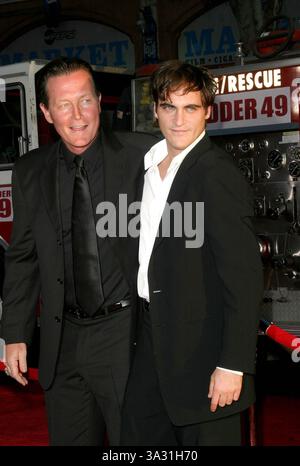 SEPTEMBER 2004 - HOLLYWOOD, KALIFORNIEN, USA - ROBERT PATRICK UND JOAQUIN PHOENIX -..LEITER 49 - WELTPREMIERE -. EL CAPITAN THEATER, HOLLYWOOD, CA -.09/20/2004 -. NINA PROMMER/ 2004.K39432NP(Bild: © Globe Photos/ZUMAPRESS.com) Stockfoto