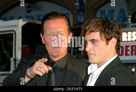 SEPTEMBER 2004 - HOLLYWOOD, KALIFORNIEN, USA - ROBERT PATRICK UND JOAQUIN PHOENIX -..LEITER 49 - WELTPREMIERE -. EL CAPITAN THEATER, HOLLYWOOD, CA -.09/20/2004 -. NINA PROMMER/ 2004.K39432NP(Bild: © Globe Photos/ZUMAPRESS.com) Stockfoto