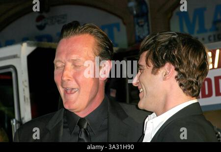 SEPTEMBER 2004 - HOLLYWOOD, KALIFORNIEN, USA - ROBERT PATRICK UND JOAQUIN PHOENIX -..LEITER 49 - WELTPREMIERE -. EL CAPITAN THEATER, HOLLYWOOD, CA -.09/20/2004 -. NINA PROMMER/ 2004.K39432NP(Bild: © Globe Photos/ZUMAPRESS.com) Stockfoto