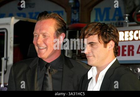 SEPTEMBER 2004 - HOLLYWOOD, KALIFORNIEN, USA - ROBERT PATRICK UND JOAQUIN PHOENIX -..LEITER 49 - WELTPREMIERE -. EL CAPITAN THEATER, HOLLYWOOD, CA -.09/20/2004 -. NINA PROMMER/ 2004.K39432NP(Bild: © Globe Photos/ZUMAPRESS.com) Stockfoto