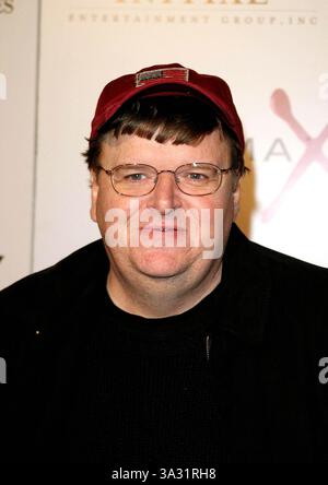 1. DEZEMBER 2004 - HOLLYWOOD, KALIFORNIEN, USA - K40634KI. DER FLIEGER LOS ANGELES PREMIERE IM CHINESE THEATRE IN HOLLYWOOD, KALIFORNIEN.12.01.04. KATHRYN INDIEK/ 2004.MICHAEL MOORE (Foto: © Globe Photos/ZUMAPRESS.com) Stockfoto