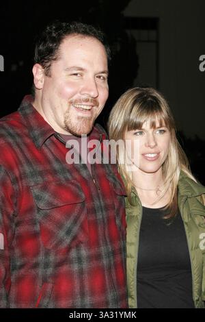 Januar 2005 - Los Angeles, KALIFORNIEN, USA - JON FAVREAU UND EHEFRAU -. HIDE AND SEEK – WELTPREMIERE –. ZANUCK THEATER, TWENTIETH CENTURY FOX, LOS ANGELES, CA. 01.01.2005 -. NINA PROMMER/ 2005.K41188NP(Bild: © Globe Photos/ZUMAPRESS.com) Stockfoto