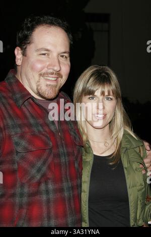 Januar 2005 - Los Angeles, KALIFORNIEN, USA - JON FAVREAU UND EHEFRAU -. HIDE AND SEEK – WELTPREMIERE –. ZANUCK THEATER, TWENTIETH CENTURY FOX, LOS ANGELES, CA. 01.01.2005 -. NINA PROMMER/ 2005.K41188NP(Bild: © Globe Photos/ZUMAPRESS.com) Stockfoto