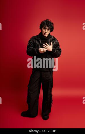 Junger asiatischer Mann schlägt selbstbewusste Pose. Stockfoto