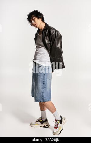 Junger asiatischer Mann mit Gips auf der Nase schlägt eine stilvolle Pose in einem Studio. Stockfoto