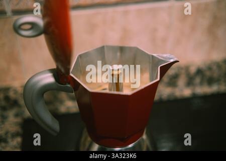 Zubereitung von rotem Mokakaffee zu Hause. Stockfoto