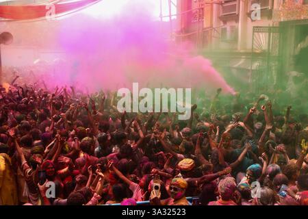 Am 14. März 2025 feiern die Menschen das jährliche Holi-Festival in Kalkutta, Indien. Bilder von Debajyoti Chakraborty. Das Hindufest von Holi bringt die wildeste, lauteste und bunteste Feier hervor, die man sich in Indien oder anderswo vorstellen kann. Menschenmassen füllen die Straßen, während buntes Pulver und Wasser die Luft füllen. Holi, auch das Festival der Farben genannt, wird mit viel Begeisterung am Vollmondtag im Monat Phalgun gefeiert, der normalerweise dem Monat März entspricht. Es markiert die Ankunft des Frühlings und die hellen Farben repräsentieren Energie, Leben und Freude. Das Festival ist als Stockfoto