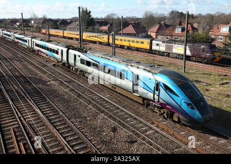 TransPennine Express 'Nova 1' Bimode Class 802 802216 nähert sich York, Großbritannien. Stockfoto
