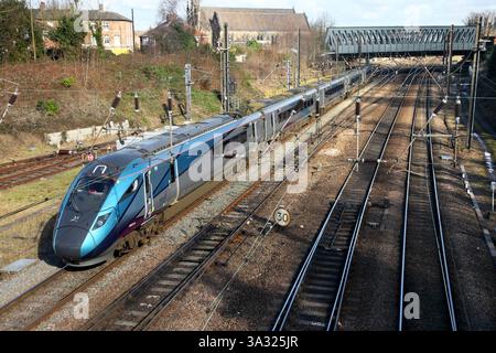 TransPennine Express 'Nova 1' Bimode Class 802 802216 passiert die Holgate Bridge, während sie sich York nähert. Stockfoto