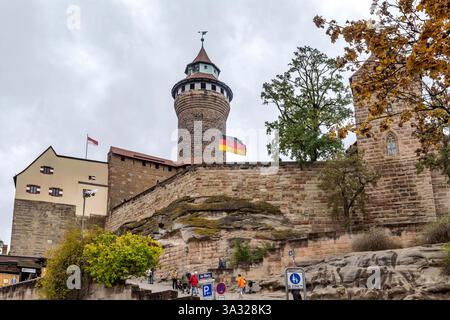 NÜRNBERG, DEUTSCHLAND - 27. OKTOBER 2023: Dies ist der Übergang zur Kaiserburg von der Altstadt. Stockfoto