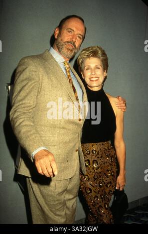 27. SEPTEMBER 2007 - VORFÜHRUNG VON FIERCE CREATURES IM CNEPLEX ODEN CORONET NEW YORK CITY 01-21-1997.JOHN CLEESE UND EHEFRAU ALYCE. KELLY JORDAN-(Bild: © Globe Photos/ZUMAPRESS.com) Stockfoto