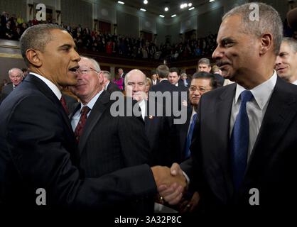 24. Januar 2012 - Washington, District of Columbia, Vereinigte Staaten von Amerika - US-Präsident Barack Obama begrüßt US-Staatsanwalt Eric Holder bei seiner Rede zur Lage der Union vor einer gemeinsamen Kongresssitzung am Dienstag, den 24. Januar 2012 auf dem Capitol Hill in Washington, DC. Foto: Saul Loeb/Pool über CNP (Bild: © Saul Loeb/CNP/ZUMAPRESS.com) Stockfoto